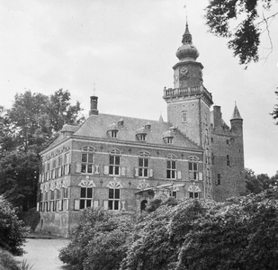 843172 Gezicht op kasteel Nijenrode (Straatweg 25) te Breukelen.N.B. De foto is gemaakt ten behoeve van de ...